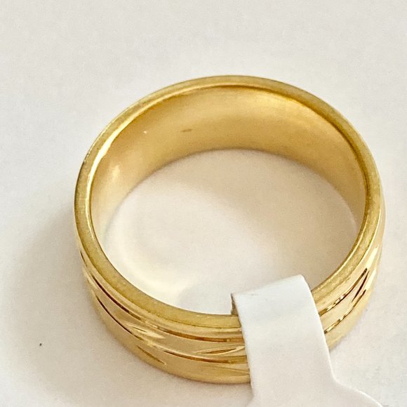 Elegant Embossed Gold Ring - Picture 7 of 12
